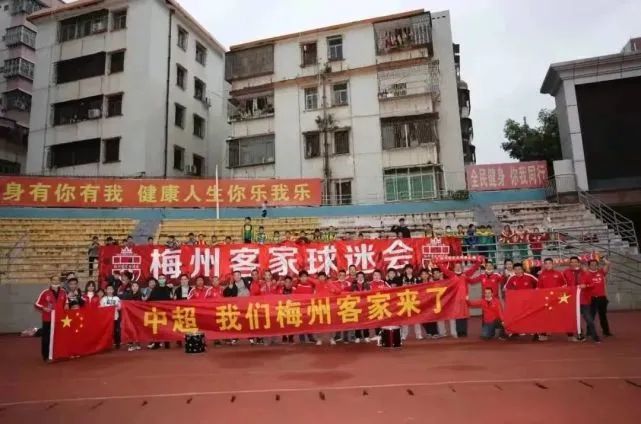 无处不在的彗星碎片从高空砸下、大气层燃烧成一片火海、地标性建筑物被彻底损毁、爆炸将主角掀翻，还有为逃生名额走上极端的人们……末日浩劫场面震撼，特效镜头目不暇接，惊爆眼球